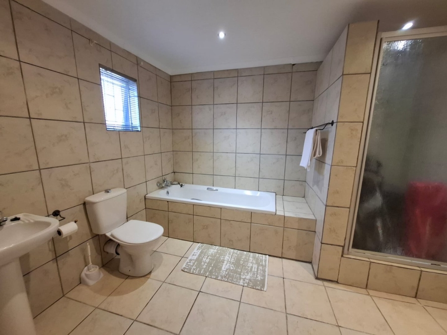 5 Bedroom Property for Sale in Langenhovenpark Free State